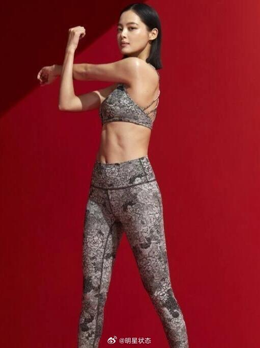 辛芷蕾穿“无痕液体裤”惹争议 