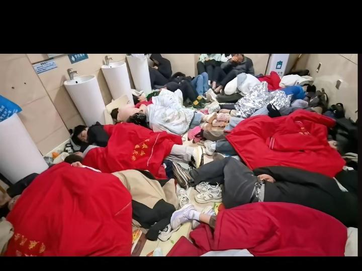 泰山厕所睡满年轻人，是无奈更是清醒选择
 
五一泰山最火的不是日出，是山顶厕所睡