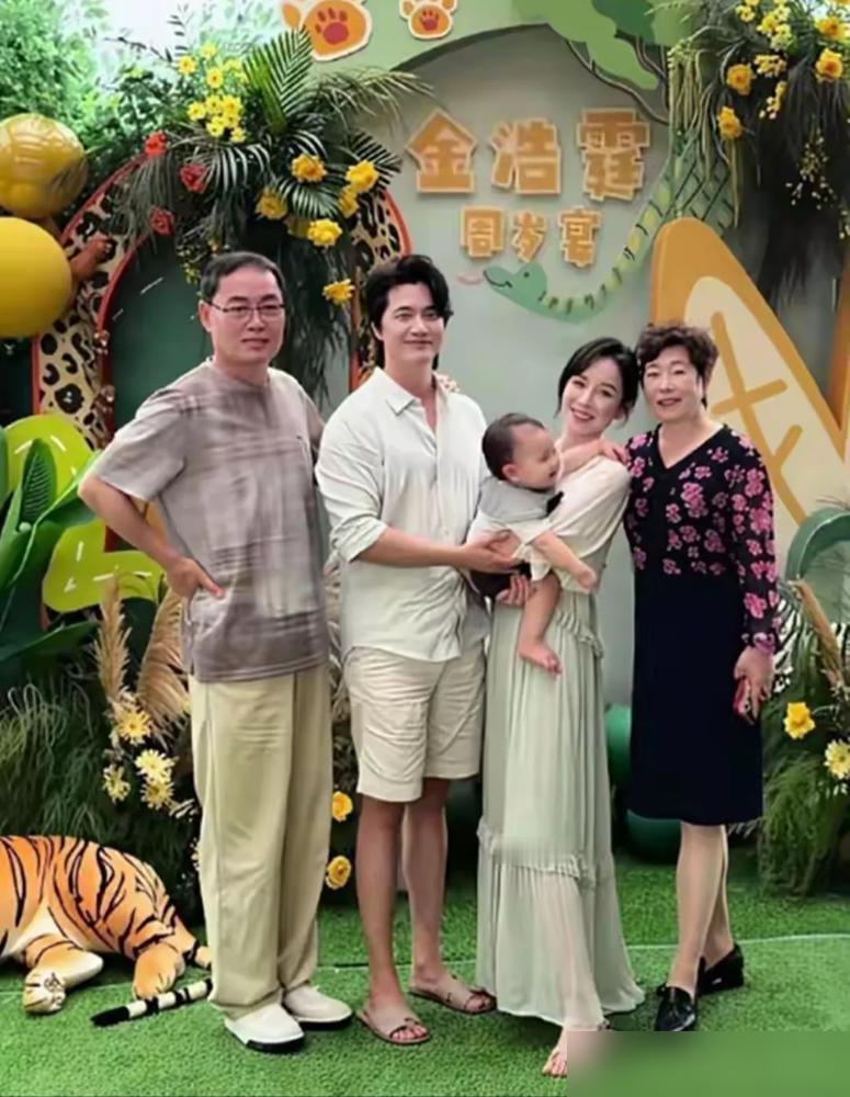 女明星张檬，嫁给了韩国人小五。

她生孩子，韩国婆婆从韩国飞来。
一见面，给了一