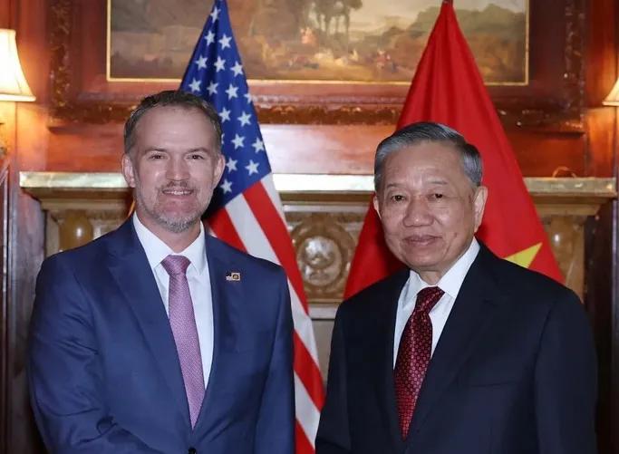 老苏头大老远的从越南跑去美国“串门”，还带了一帮高层和商界大佬，谁能想到，连特朗