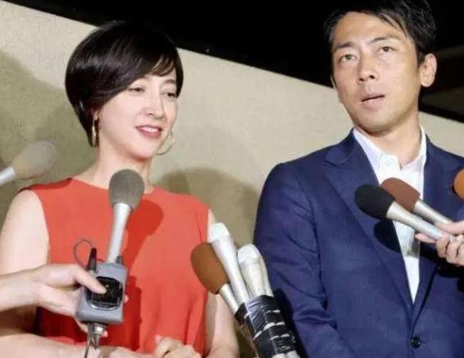 日本政坛近日出现了一幕荒诞场景。
出身政治世家的防卫大臣小泉进次郎，在官员财产申