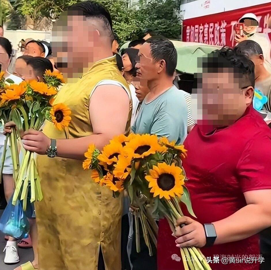 这两年总能看到高考考场门口丑态百出，一群大老爷们穿着旗袍手持葵花，一点美感都没有