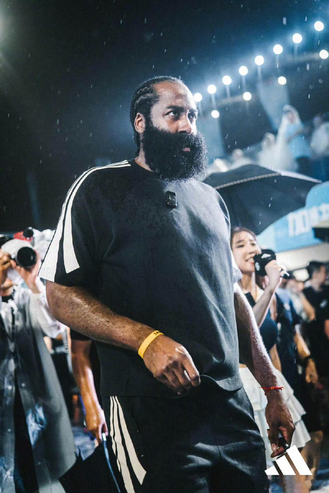 哈登冒雨签名拒绝打伞哈登宠粉真的宠溺到家了❤️赶上大雨，不但没有提前离场，甚至拒