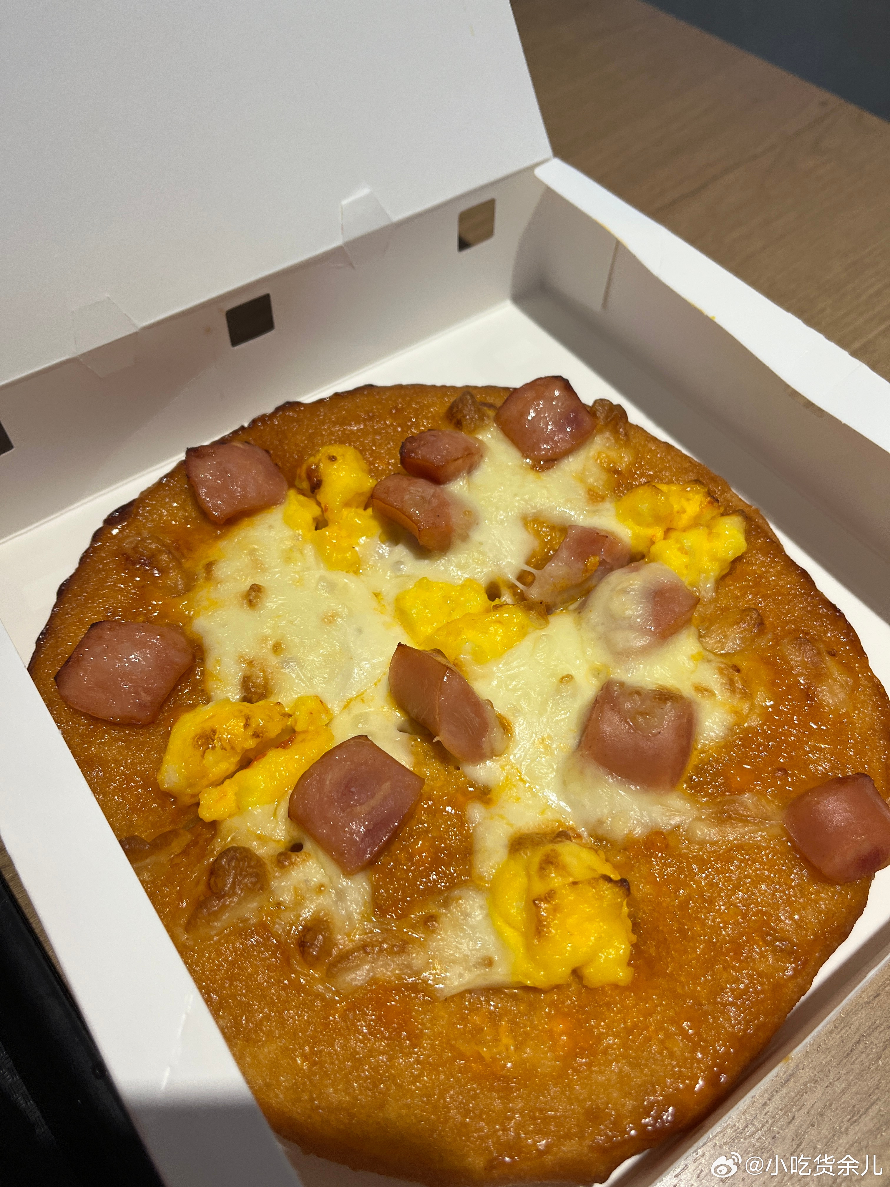 今晚不用做饭，难得和爸爸一起出来，带她逛了超市，买了水果，来肯德基吃。我不爱吃，