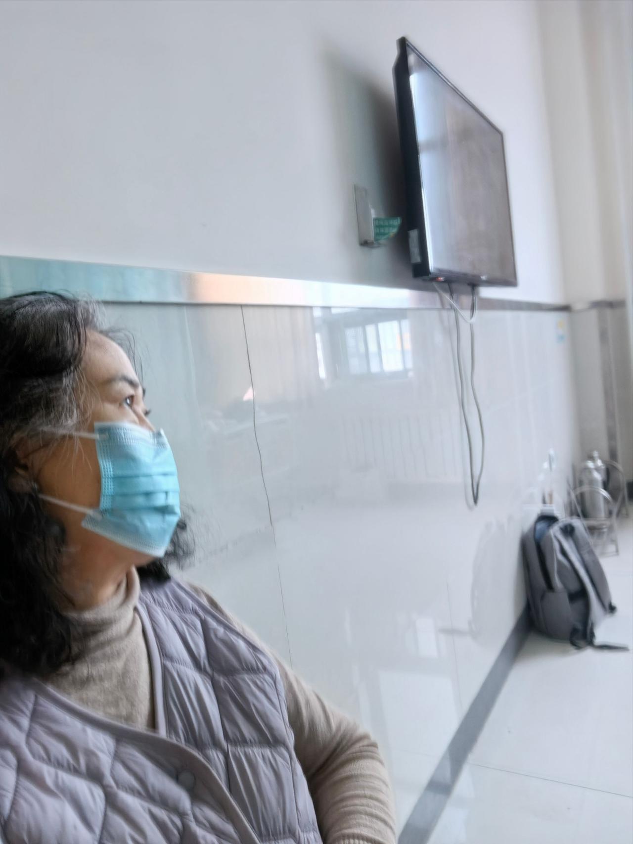 63岁婆婆在北京陪媳妇住院二十多天，好不容易快熬出头，伤口又渗y，出院没了盼头。