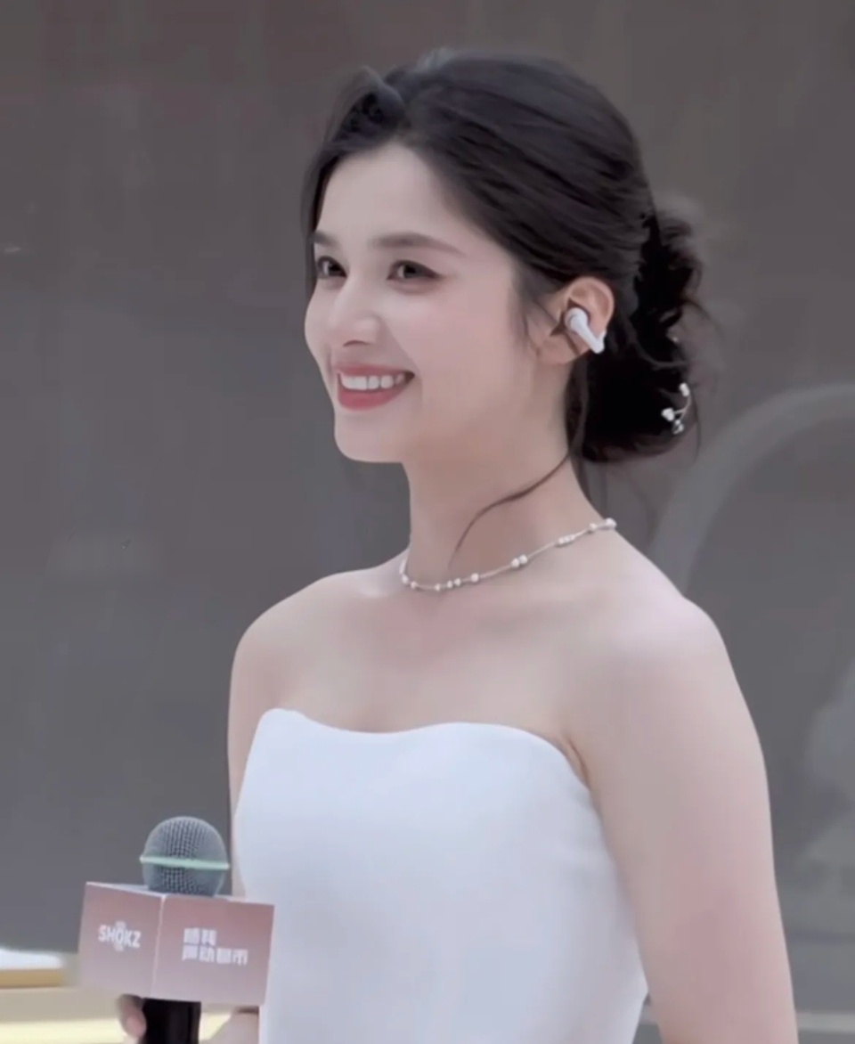 王楚然和张婧怡两个人都被吐槽胳膊粗不够瘦，可是我觉得这明明美得刚刚好呀！ 