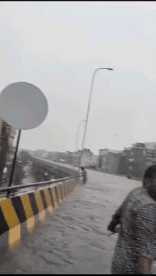 城市普通道路上积水可以理解，
可立交桥上洪水比旁边道路上的还大，
这就奇怪了，