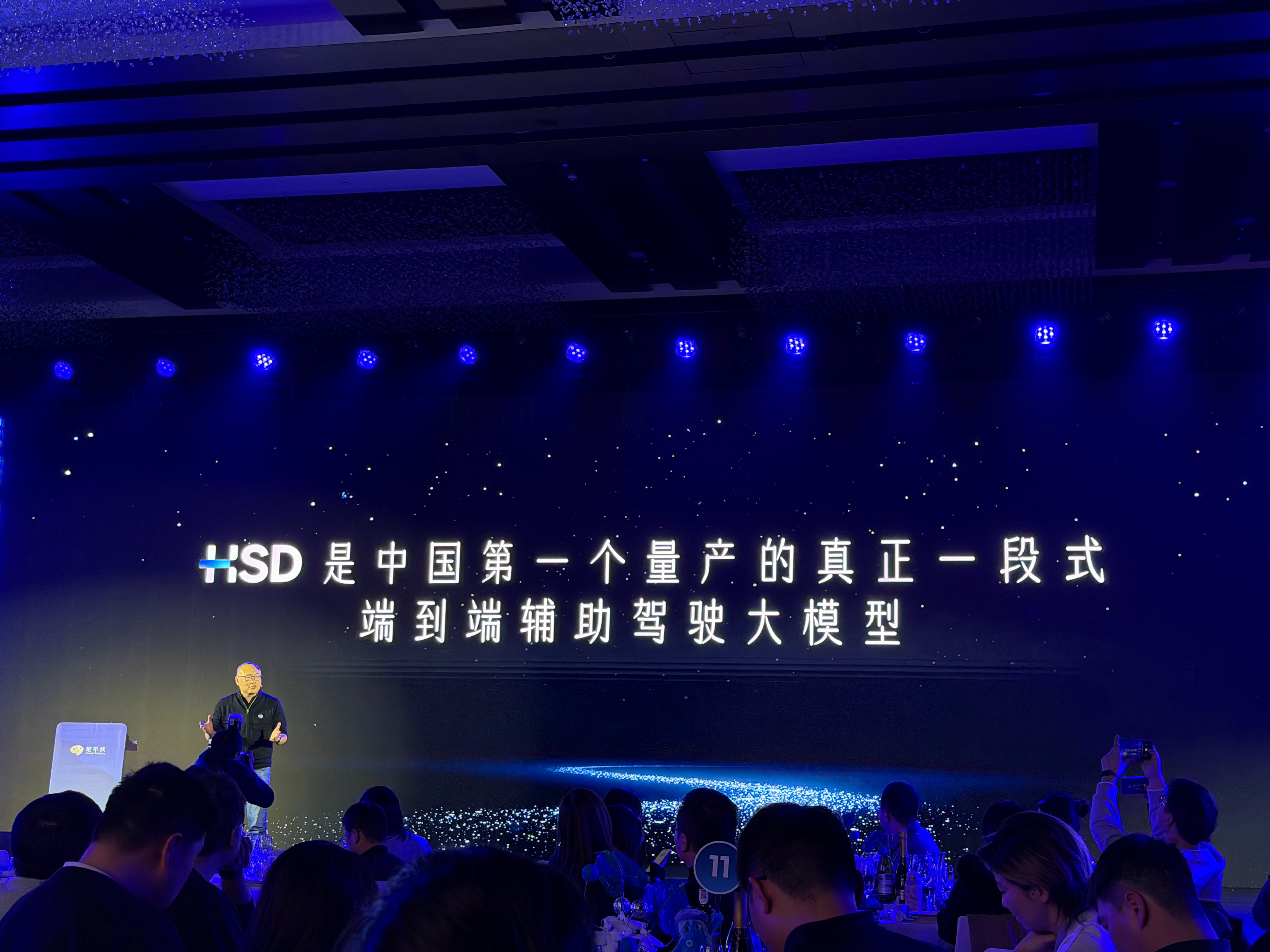 凯哥的脱口秀开始了感谢同行（xing），永远赖在牌桌上不管是白猫还是黑猫能抓到老