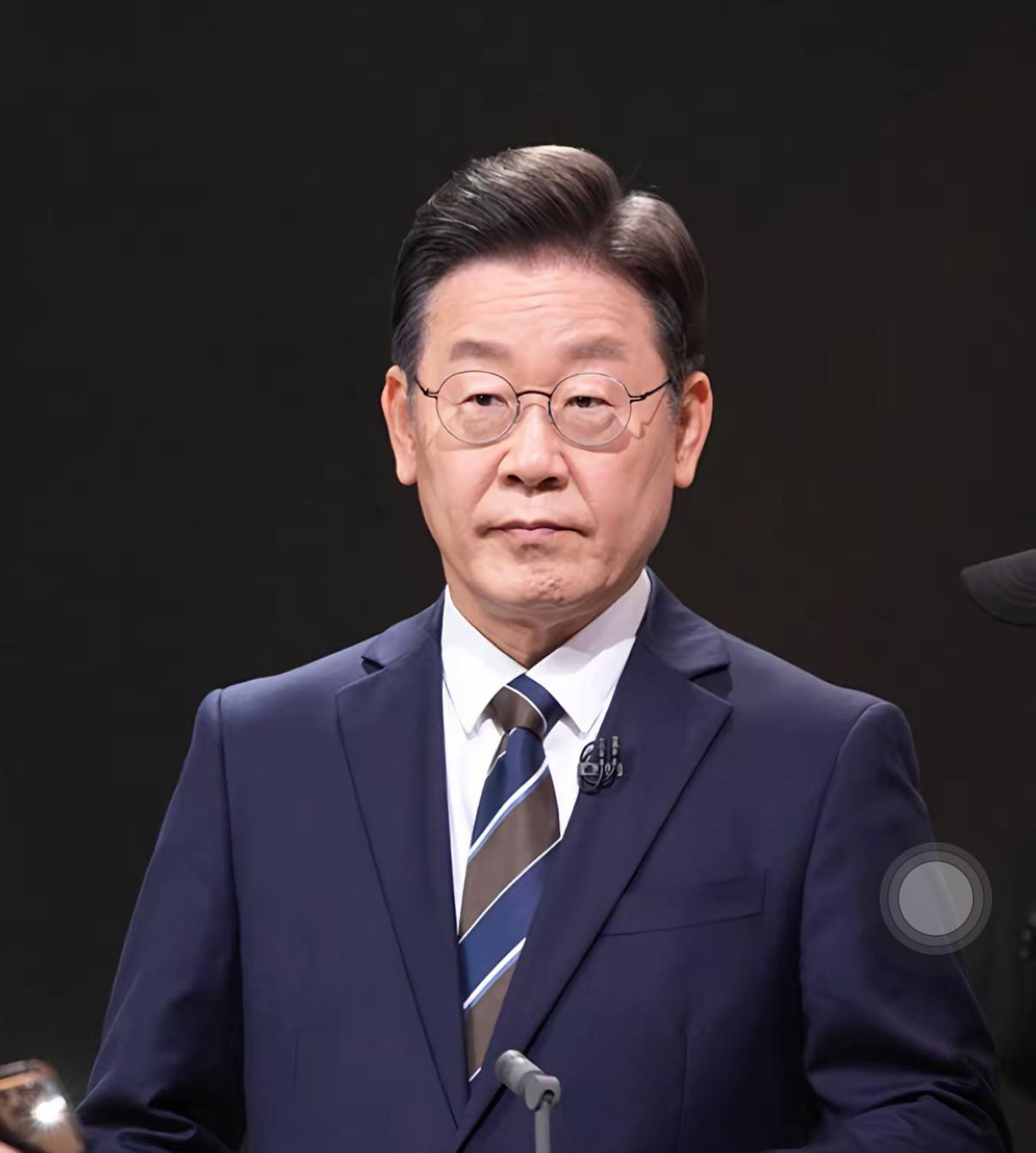 李在明刚访华就急着去日本，

中朝为啥同时给他提醒？

原来日本2026年防卫预