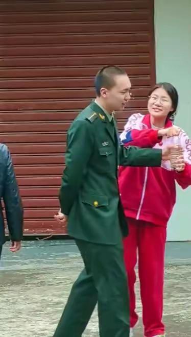 兄妹多可爱，
伟人有后代。
代代有传承，
代代有血脉。