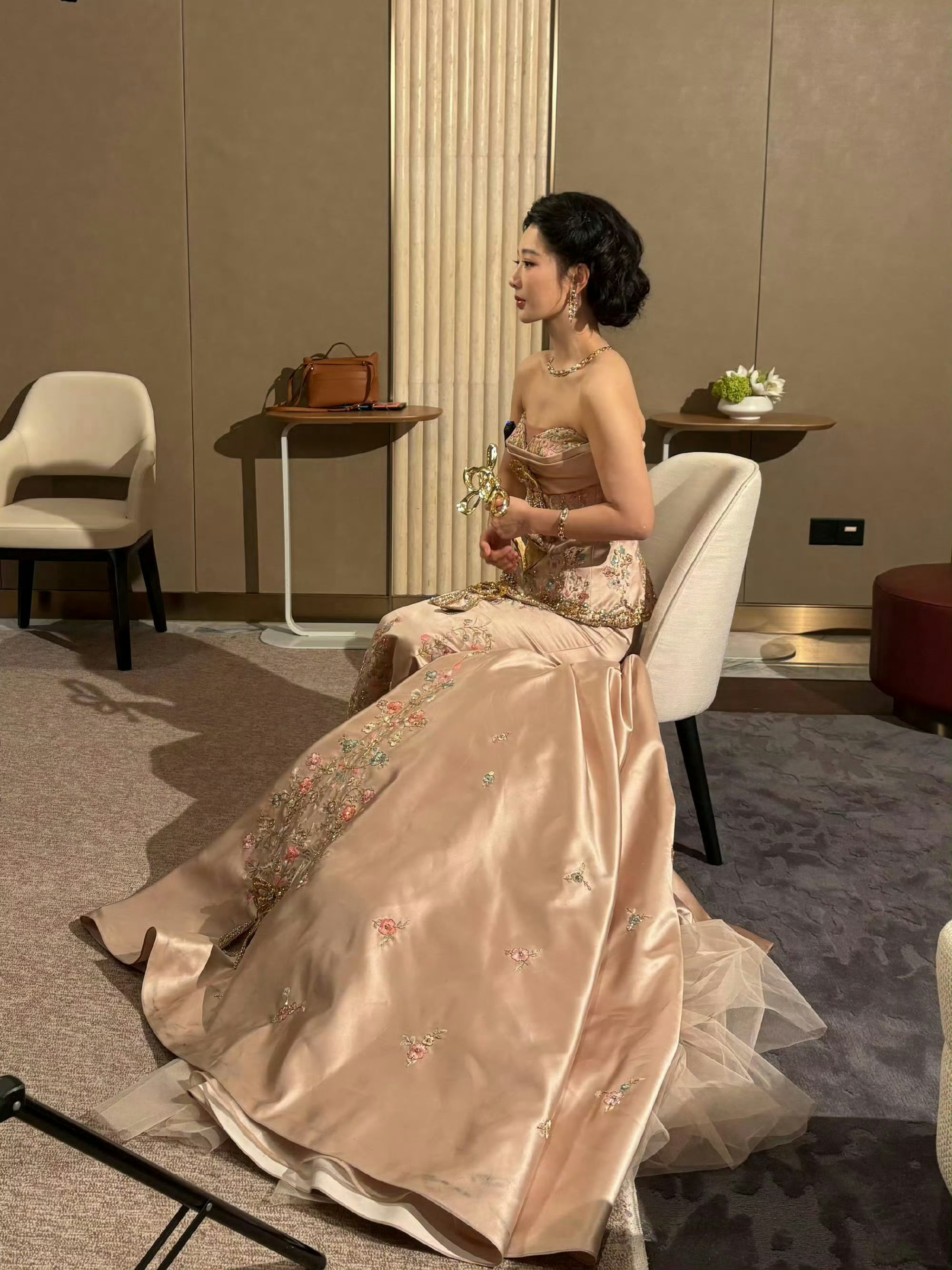杨紫杨紫yz杨紫董竹君生活或许会有困顿和局限，依旧祝你绽放成玫瑰，迎来丰盛的季节
