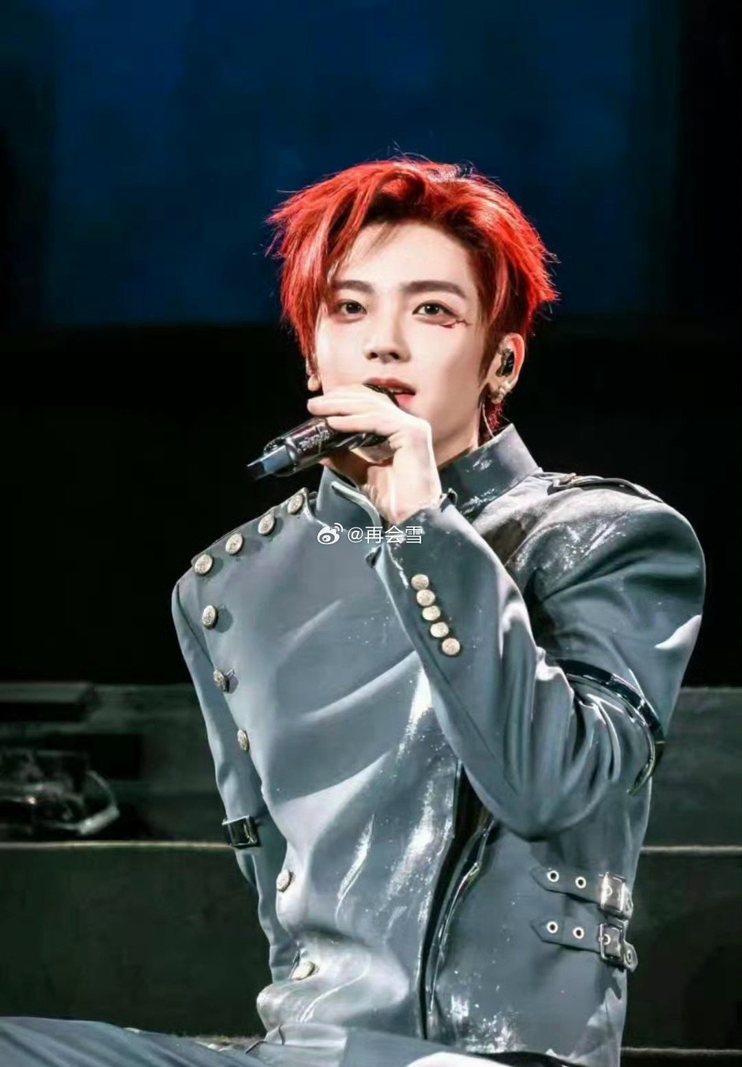 侯明昊演唱会唱了雀骨主题曲艾米看侯明昊演唱会侯明昊演唱会唱响《雀骨》主题曲，氛围