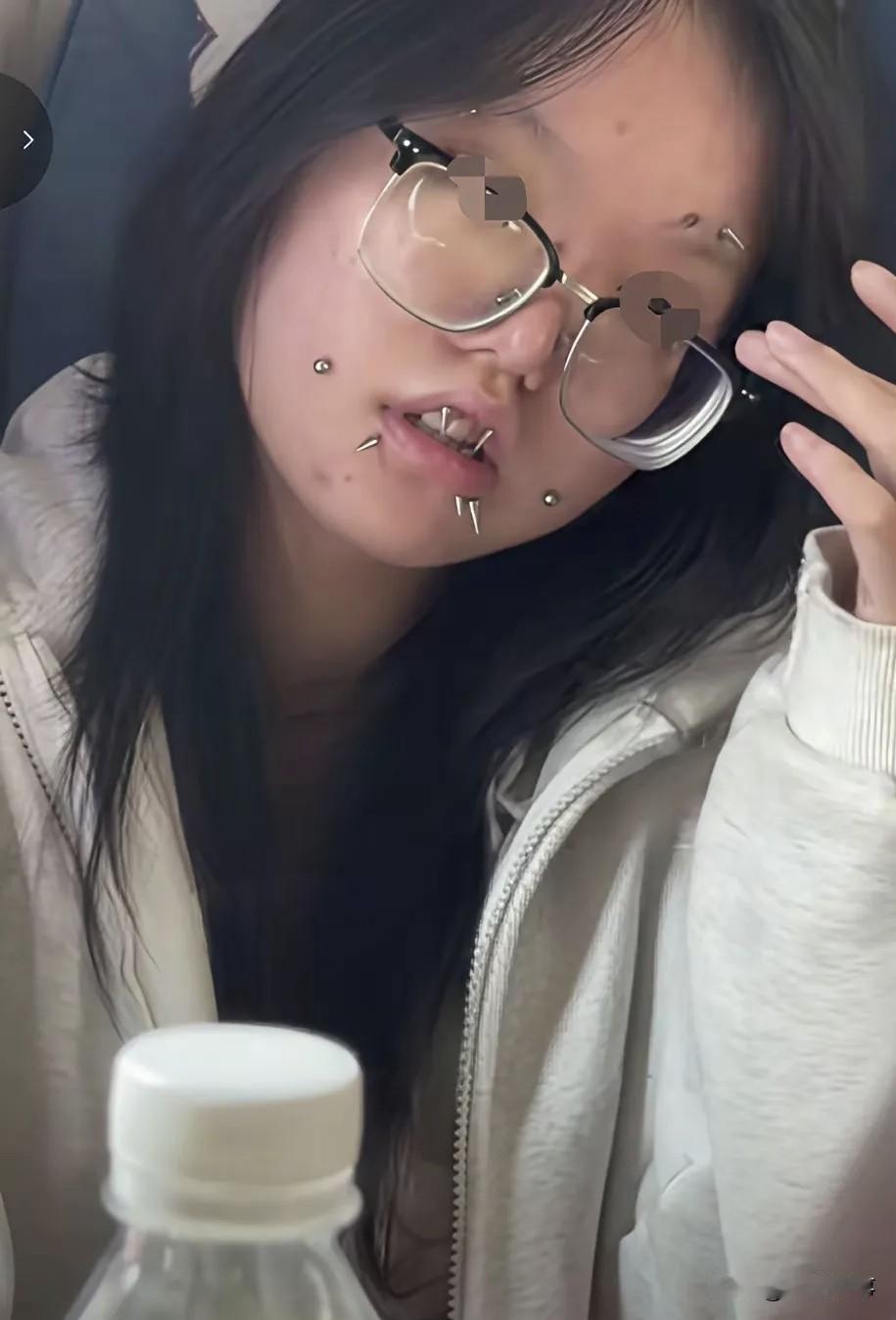 不知道如果是她父母看见了会怎么想
见过打耳洞的，甚至也见过嘴皮打洞的
但是这种满