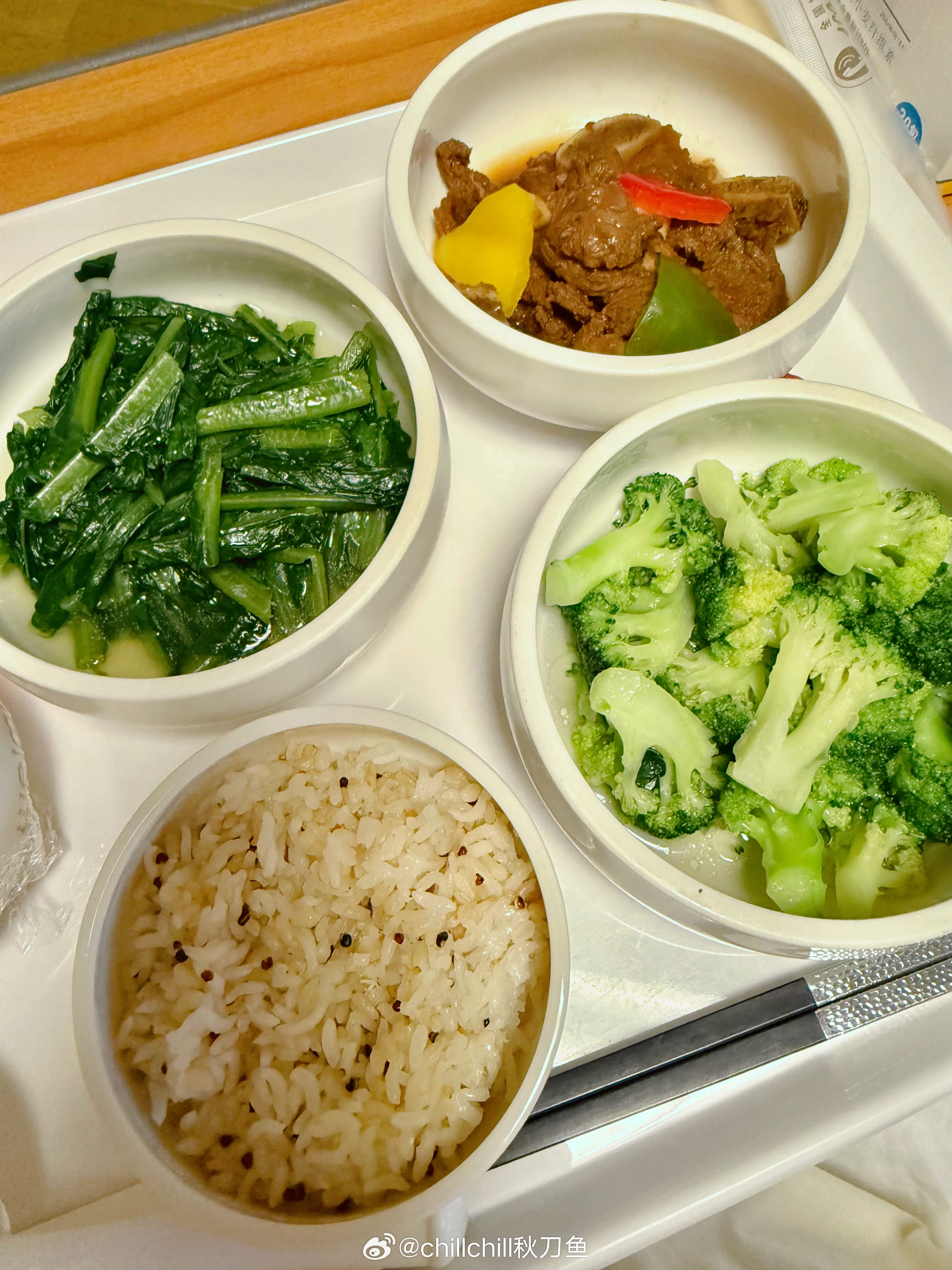 今晚的餐食不错，正儿八经的青菜，正儿八经的肉，虽然看着平平无奇，但味道都还不错，