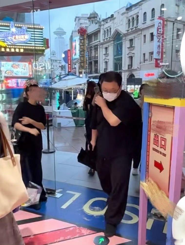 上海街头偶遇罗永浩罗永浩来了上海也要排队 罗永浩现身上海街头！有网友偶遇，魔都果