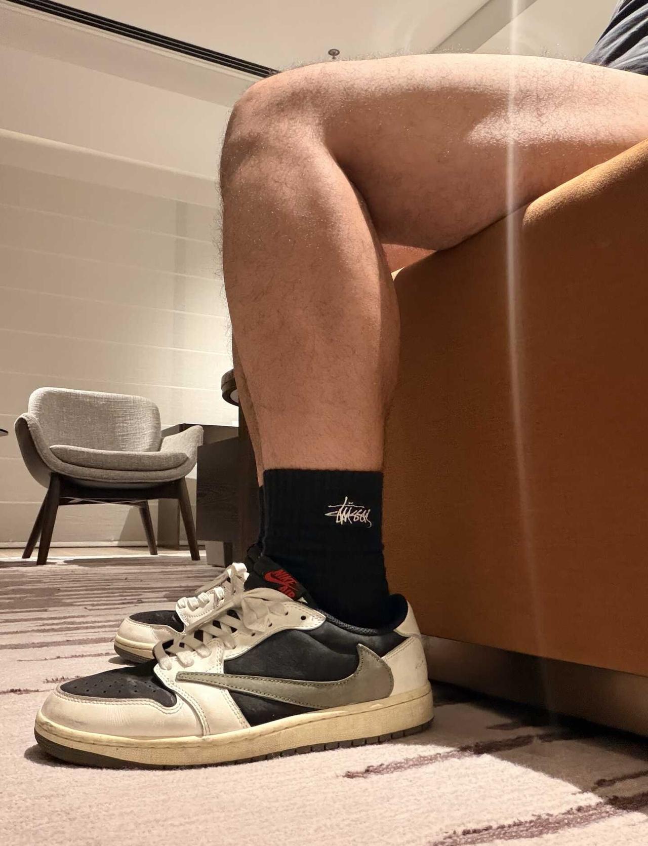 OOTD｜开启本周出差👟
本周全黑🧦+倒钩摩卡今天我穿这双鞋 黑袜 出差的日