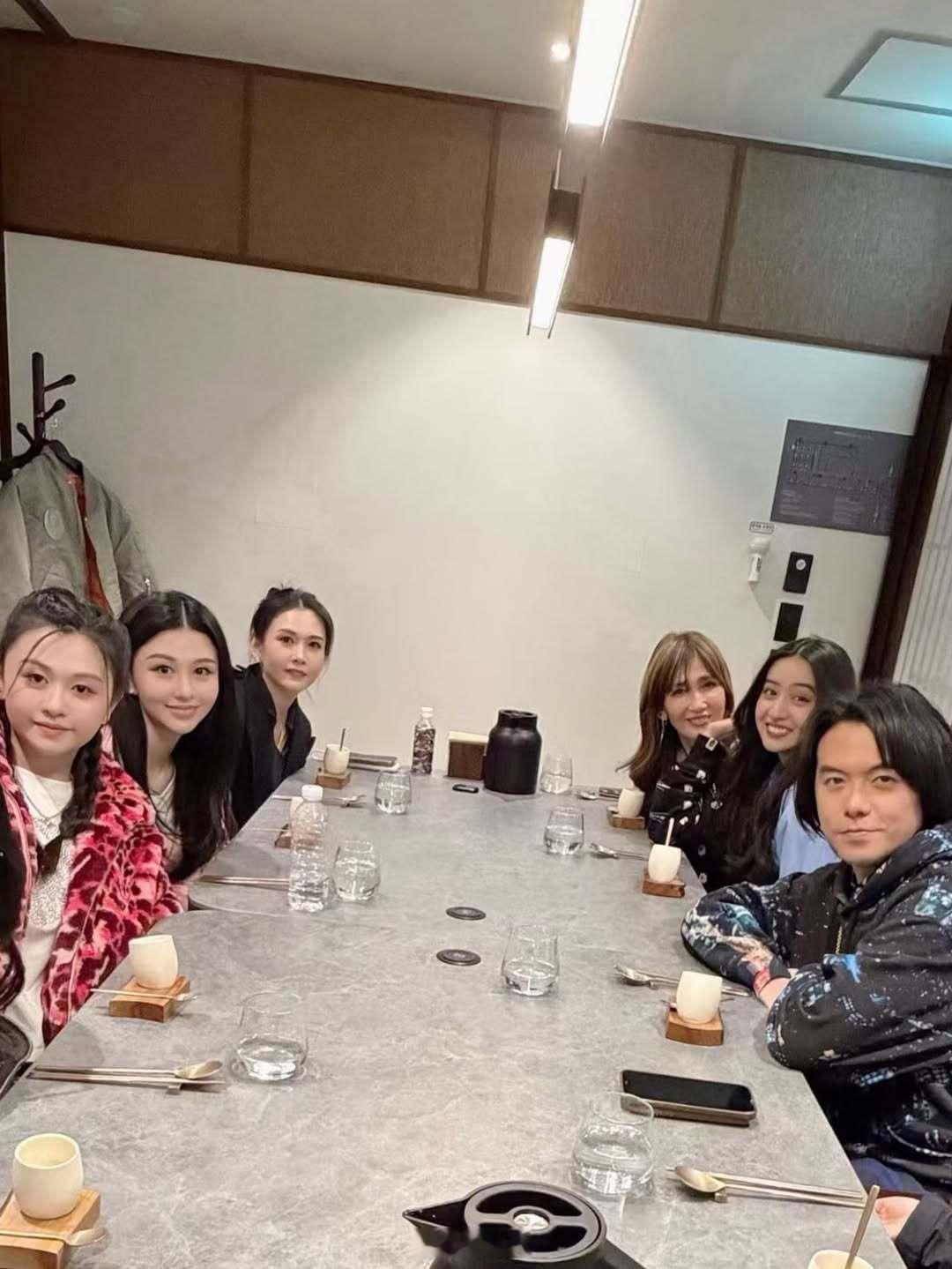 邱淑贞工藤静香带女儿聚餐 邱淑贞工藤静香带女儿聚餐，美人和她们的女儿们，好漂亮啊