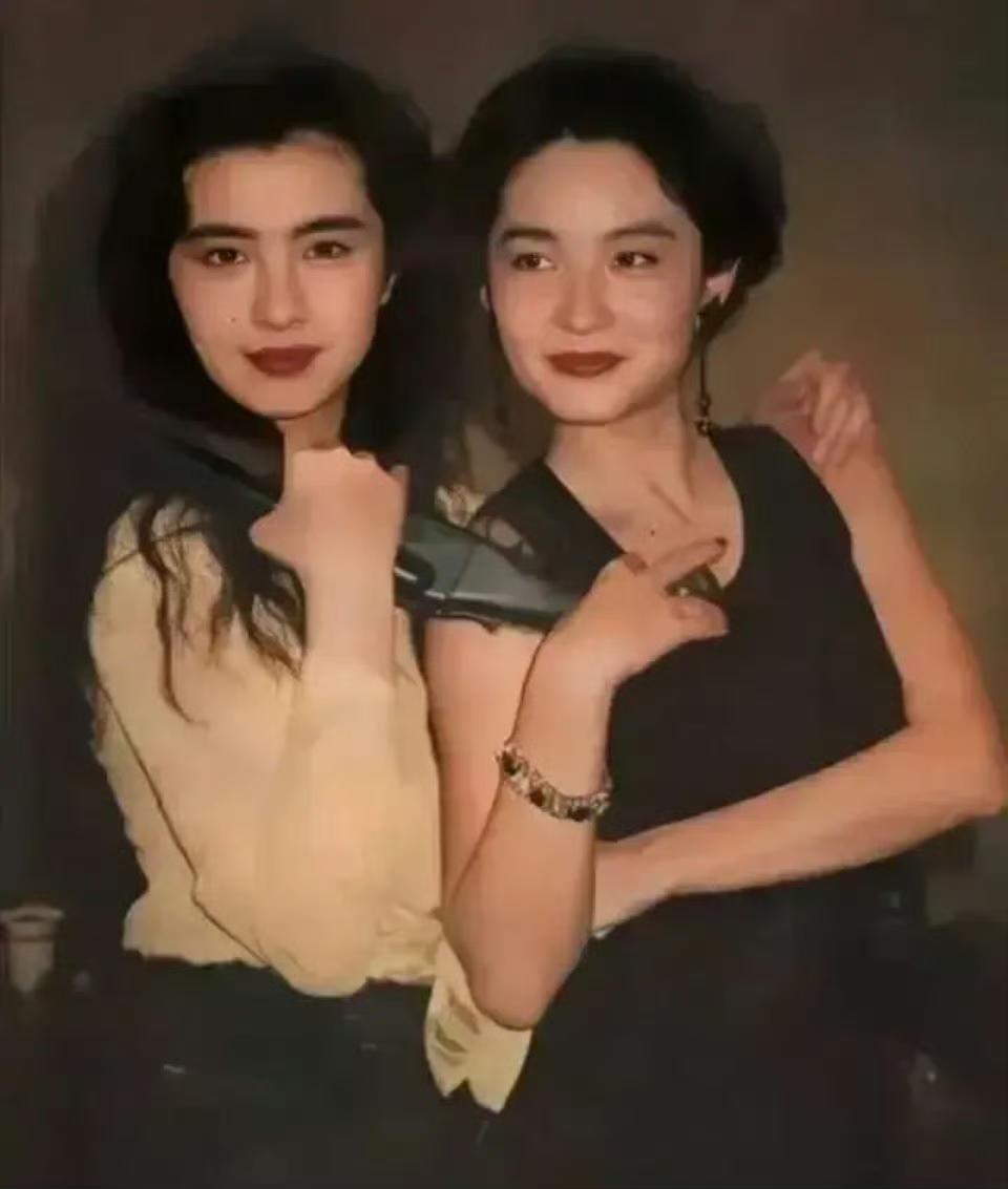 王祖贤和林青霞，
当年美得各有千秋惊天动地，
但现在的境遇却是天差地别了。

女