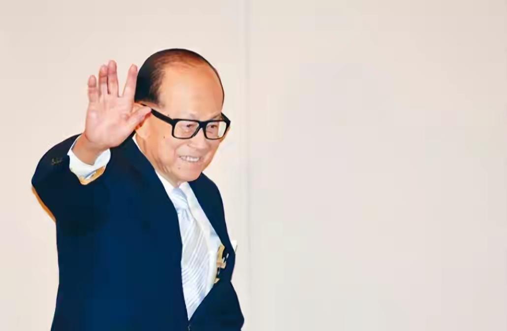 李嘉诚宣布卖港口引发热议，不少人指责他“卖国”，这也让大家把目光投向这位曾经的中