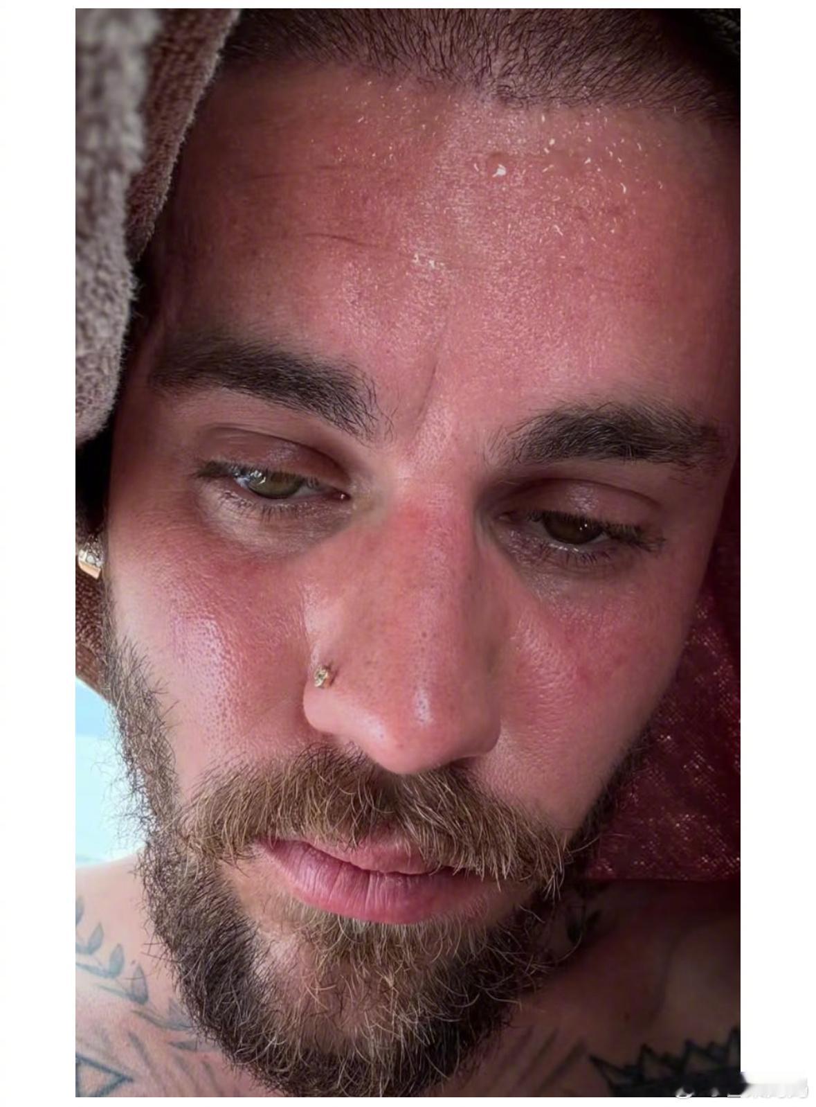 Justin Bieber更新动态，晒背养生，乍一看以为是homeless的程度