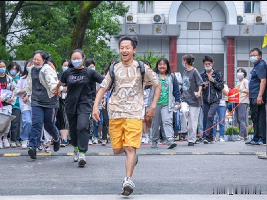 我认为不是！关于高考，大众刻意回避的真心话，不鸡汤、不洗脑
 
一、给正在备考的