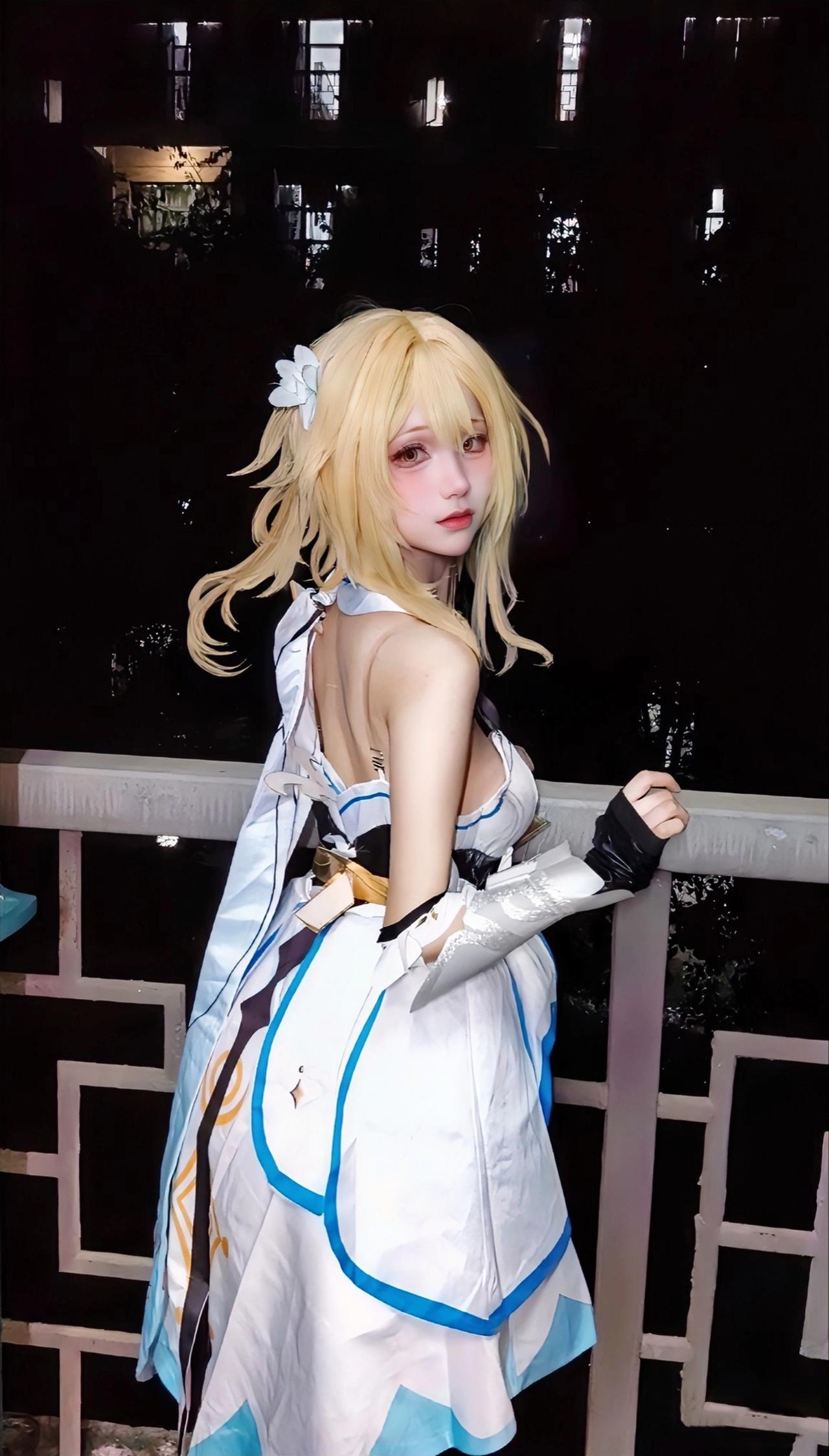 荧妹一年四季，穿同一套衣服。怪不得会在龙脊雪山，瑟瑟发抖！
COSER：喵喵ab