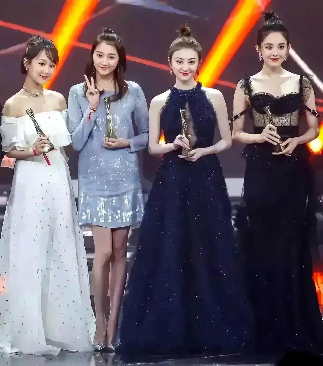 这张图片我觉得杨紫最漂亮，你们觉得呢？#红毯上的女明星# #你喜欢杨紫吗？# #