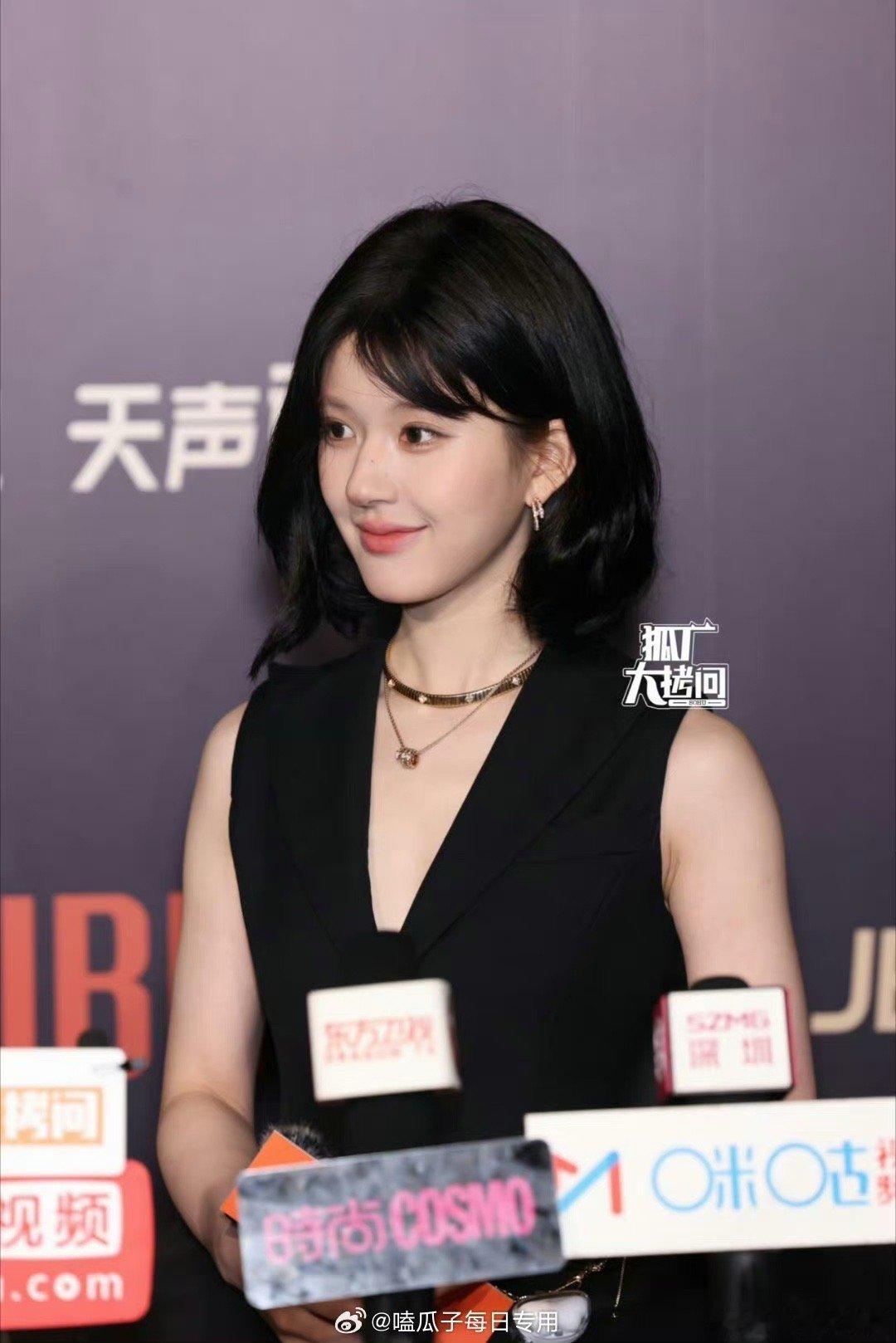 赵露思今日的活动媒体生图，换了黑色短发的赵露思好青春，好美啊！ ​​​