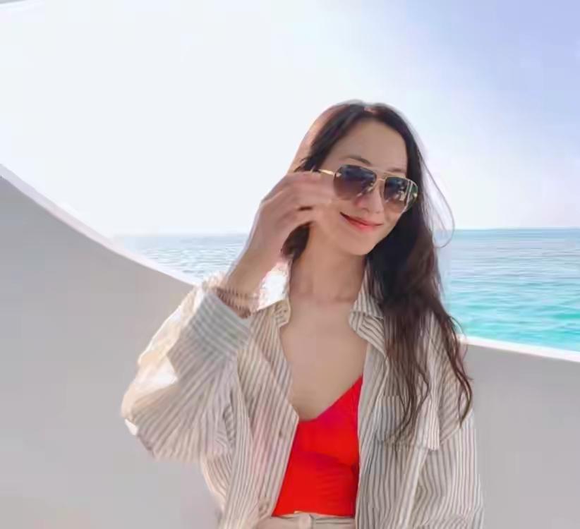 韩雪堪称“冻龄天花板”！42岁海边度假穿搭，潇洒又带点小性感。

说起韩雪，想必