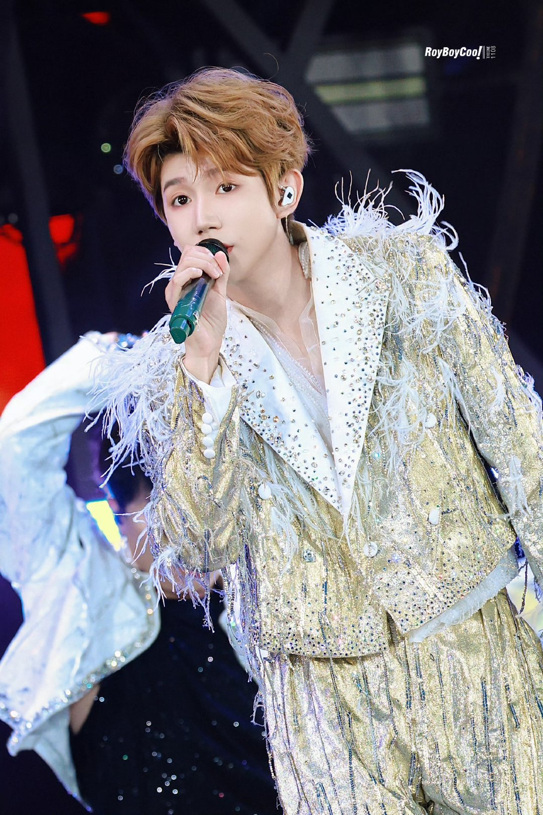 王源时隔七年的深圳转场时隔七年重回深圳开唱，场馆升级为六万人体育场，满场绿色星海