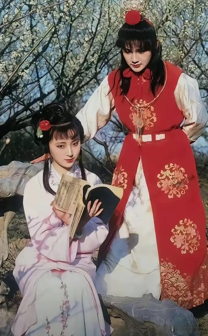 [太阳]
看这副对联，真有几分味道！
红楼写尽风花月，
水浒唱完好汉歌。
横批：