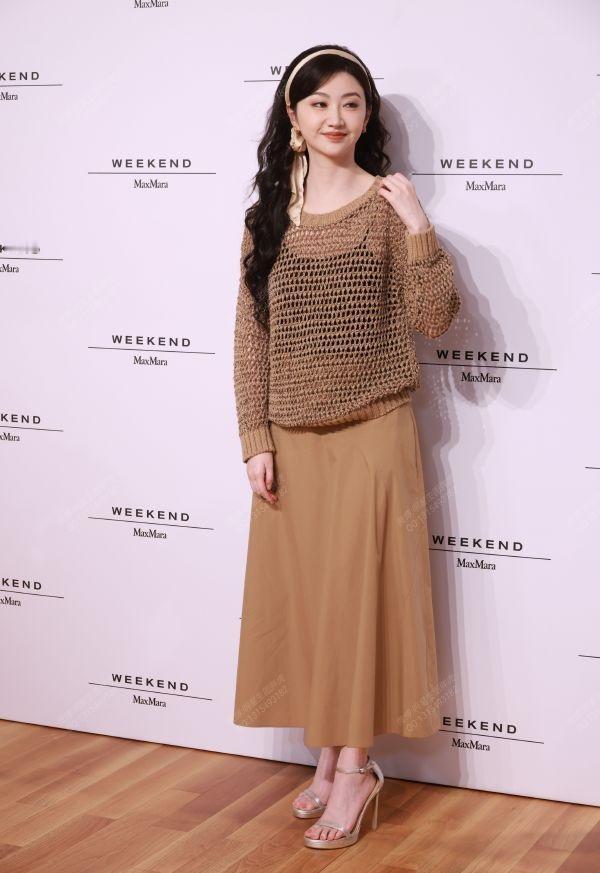 最近景甜在出席时尚活动的时候搭配了一身米色的服饰，看起来很有高级感，也很有复古风