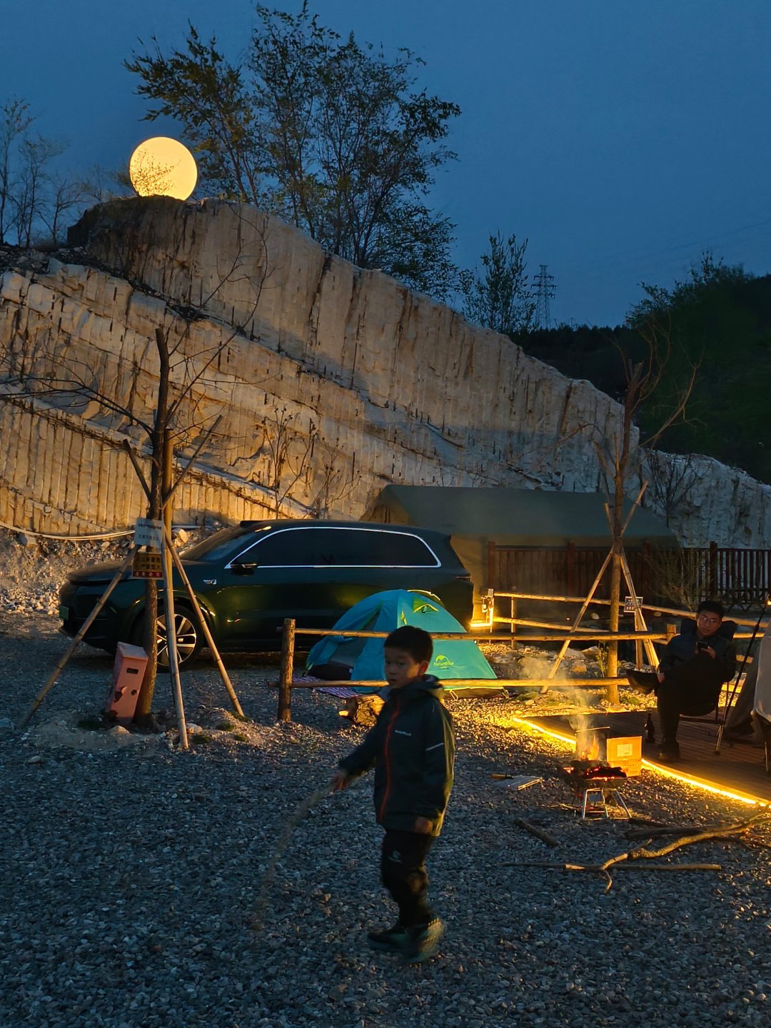 夜里还是有点冷，还是住车里吧把床垫铺好，我跟娃一人一边。这次试试一款新的床垫，对