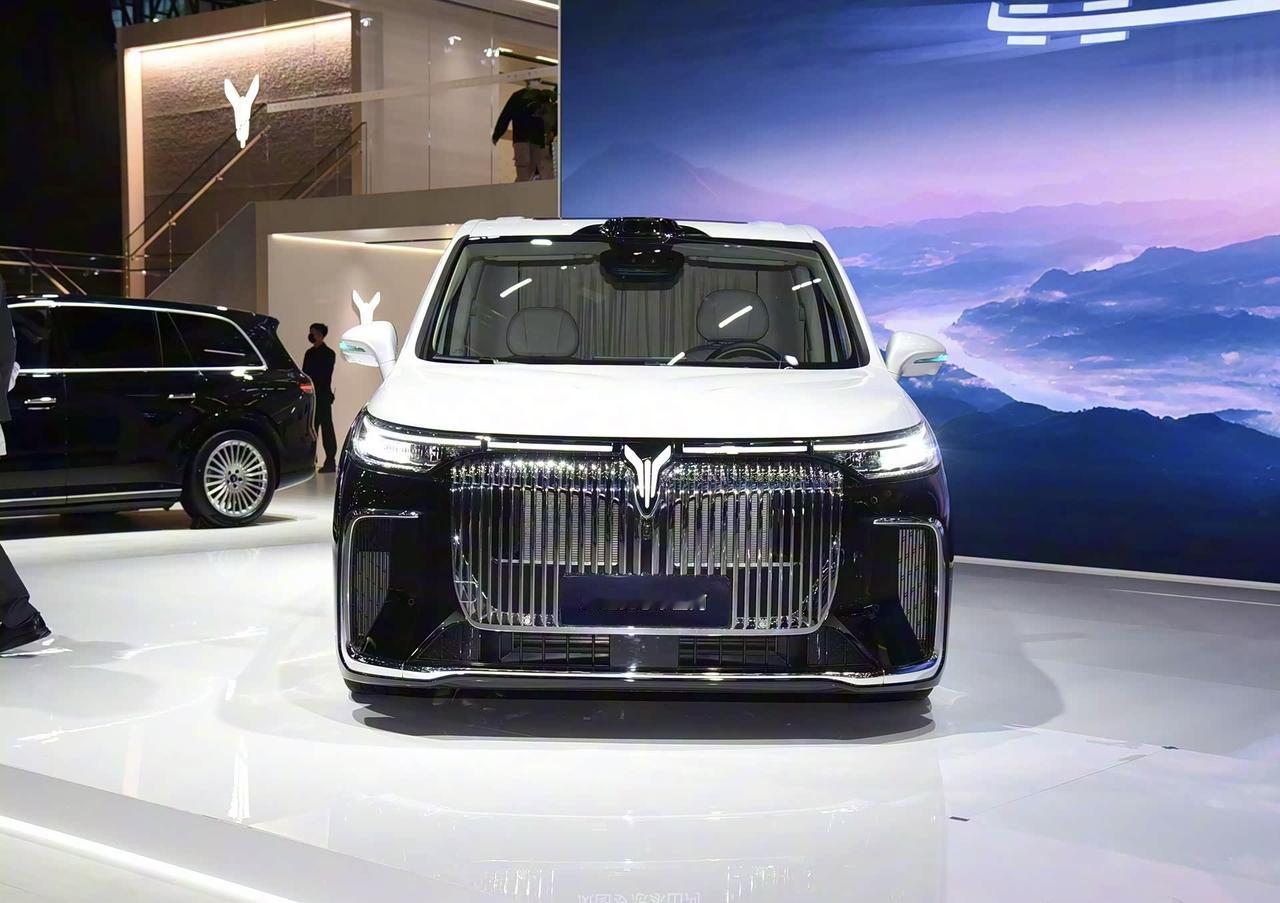 岚图梦想家山河在2025广州车展上市，售价70.99万。作为旗舰四座MPV，它定