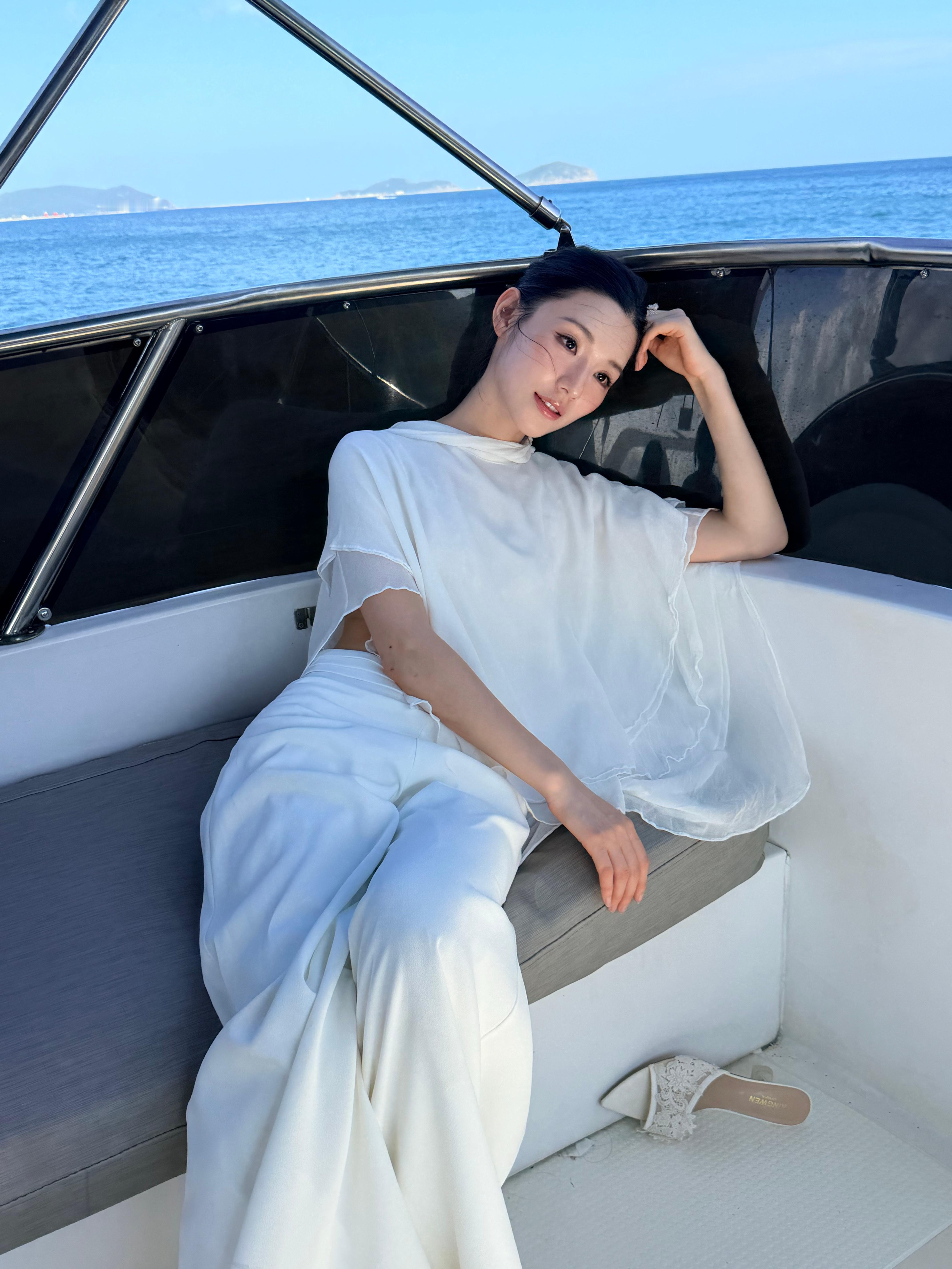 很好玩的一次游艇⛵摄影妹妹拍照拍的，从一开始摇摇欲坠不太敢站立到后面完全不怕这个