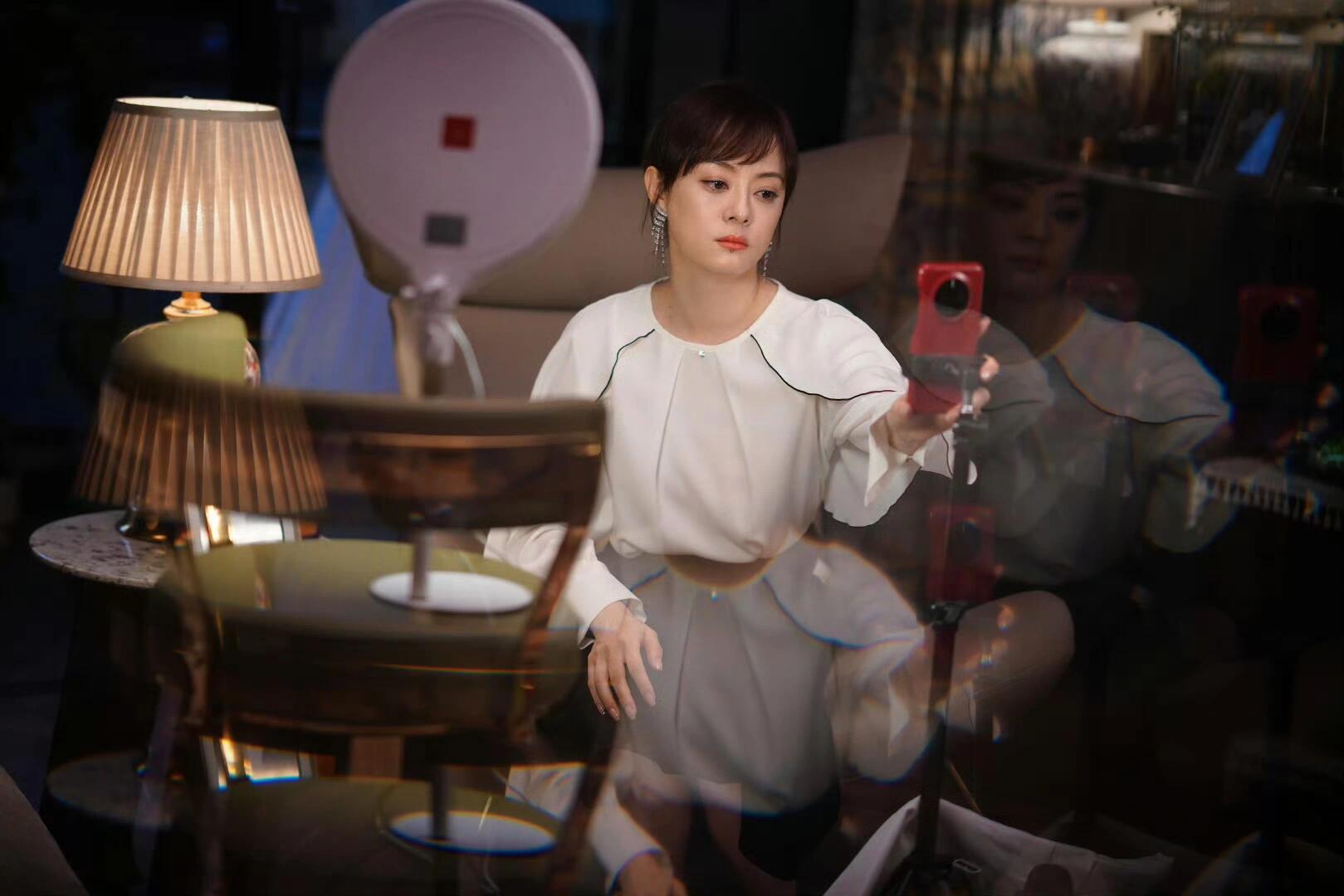 孙俪蛮好的人生演技挺好的啊，她把胡曼黎身上那种认命又不服命的感觉演得很到位！ 