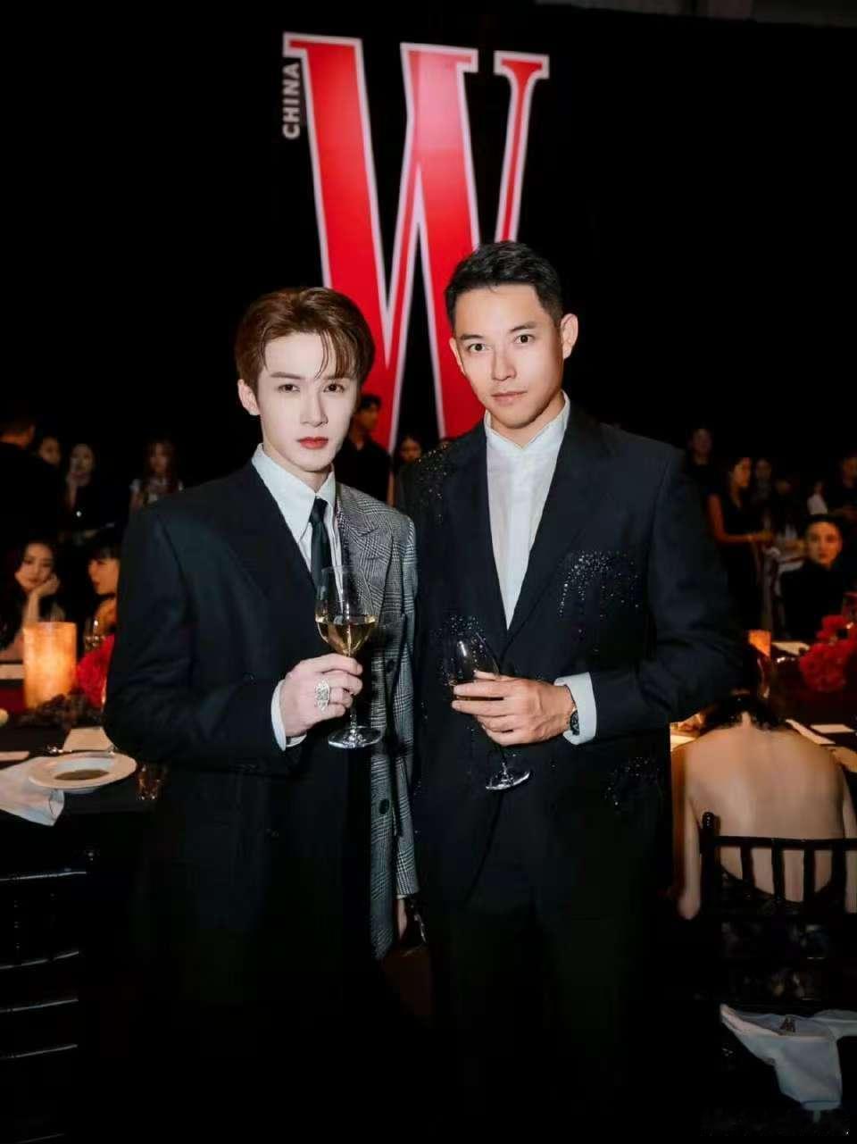 W盛典男明星与CEO孙赛赛合照男明星和CEO孙赛赛合影男明星和CEO孙赛赛合影，