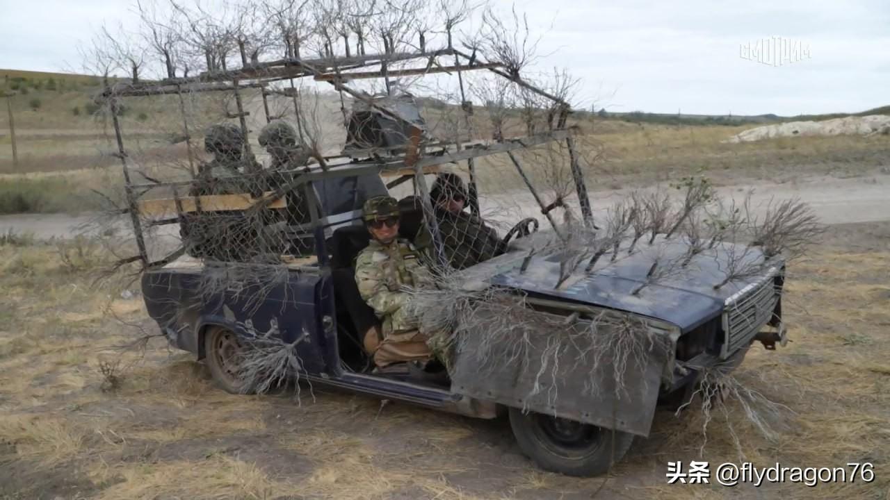 🇷🇺俄罗斯军队演习驾驶改装的民用车辆，用“刺猬”造型的“烧烤架”突击阵地。