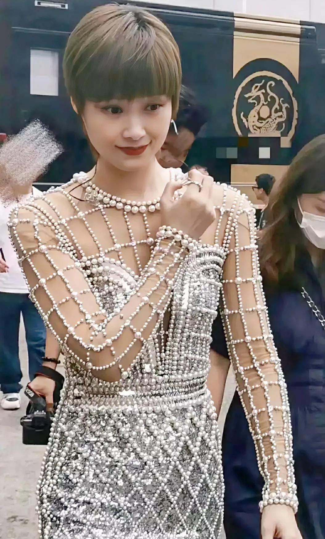 李宇春穿这个衣服感觉好清凉。而且她的脸也不太方了，更漂亮了。