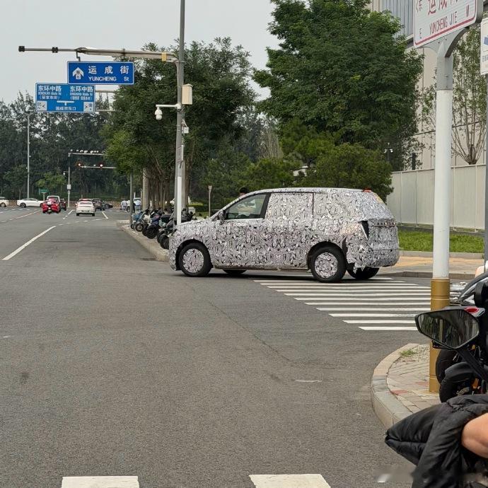 疑似北汽新车谍照曝光 博主收到投稿，疑似是北汽的新车谍照曝光。看这样式，我猜是极