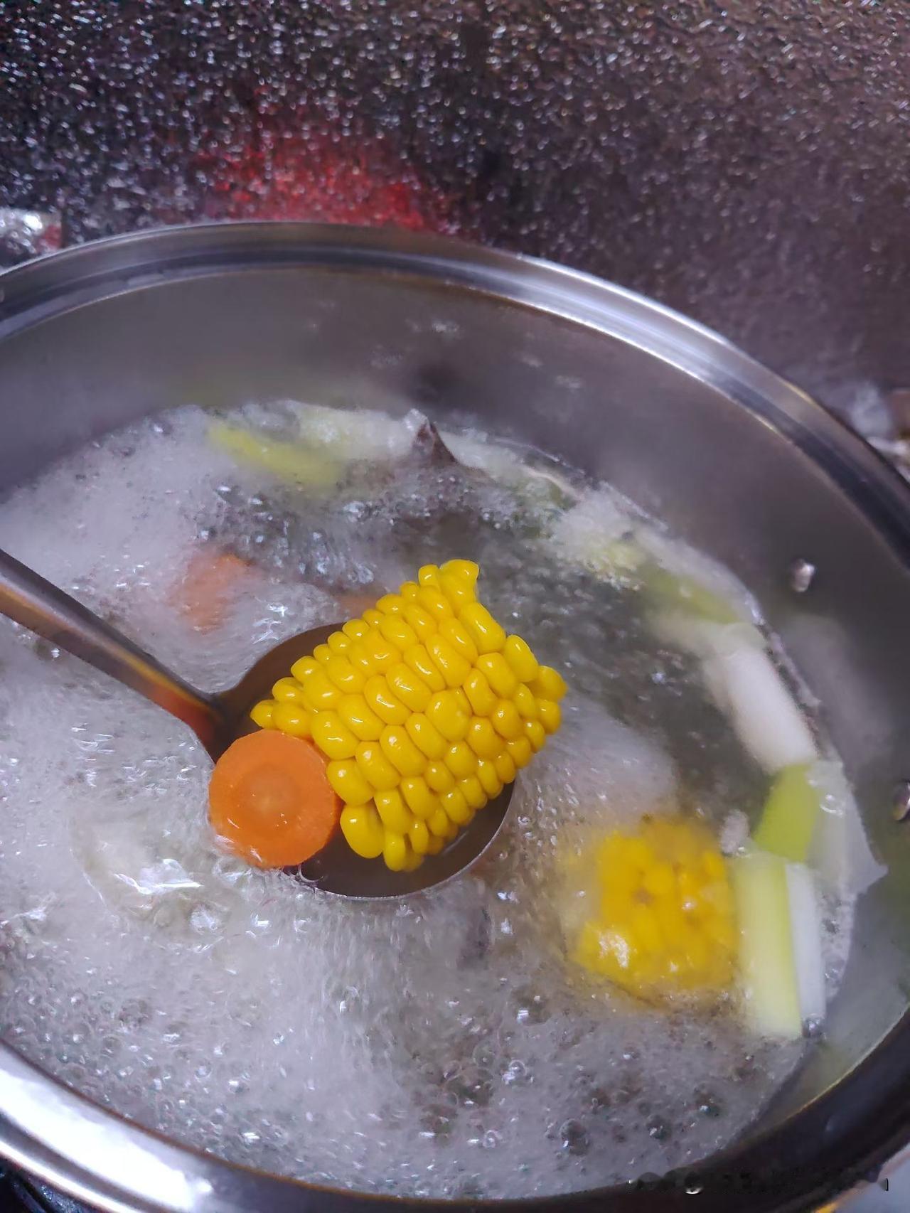 冬天就是汤汤水水
​不是忙工作
​就忙生活