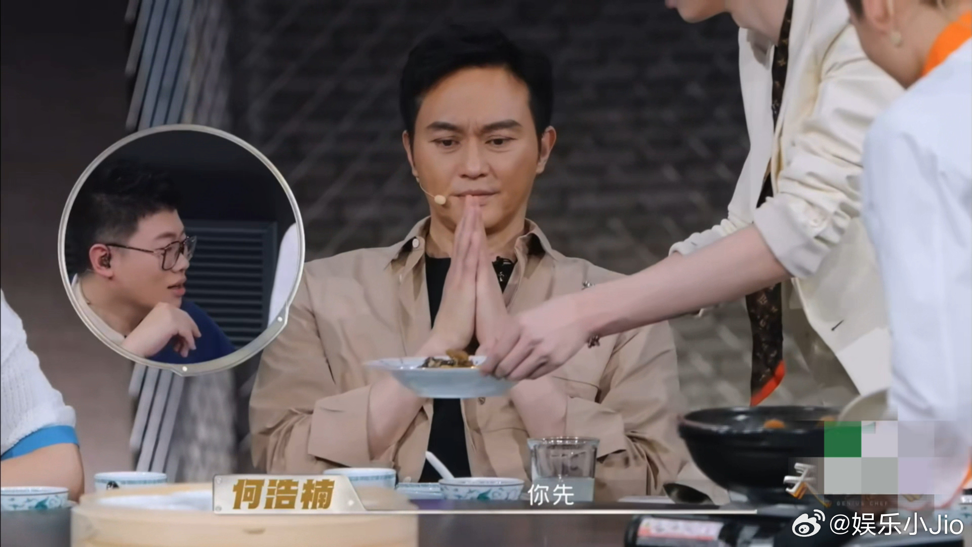 张智霖叫何浩楠乖天才厨人名场面上线！吕严询问能不能优先，张智霖机智回复敬老。转头