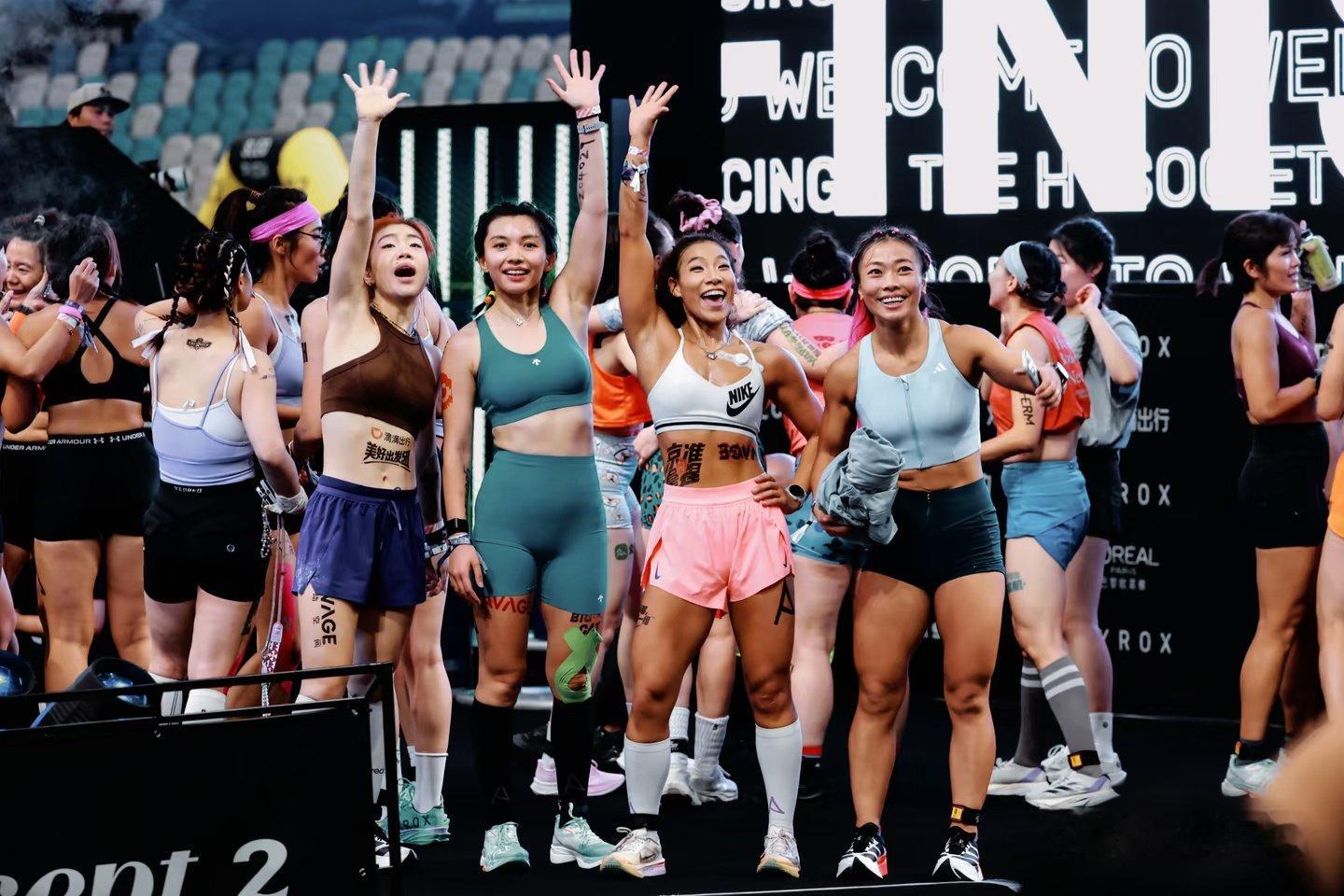 原本的队友受伤了，也提醒大家一定要照顾好自己。临时组队的女子四人小队，连衣服都是