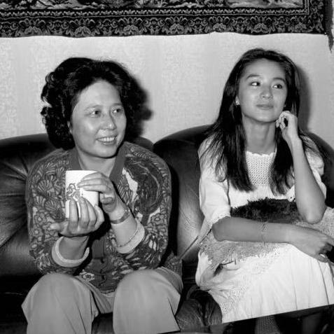 林青霞和母亲，一张温馨的合影，这张黑白照片拍摄于1977年5月12日，地点是林青