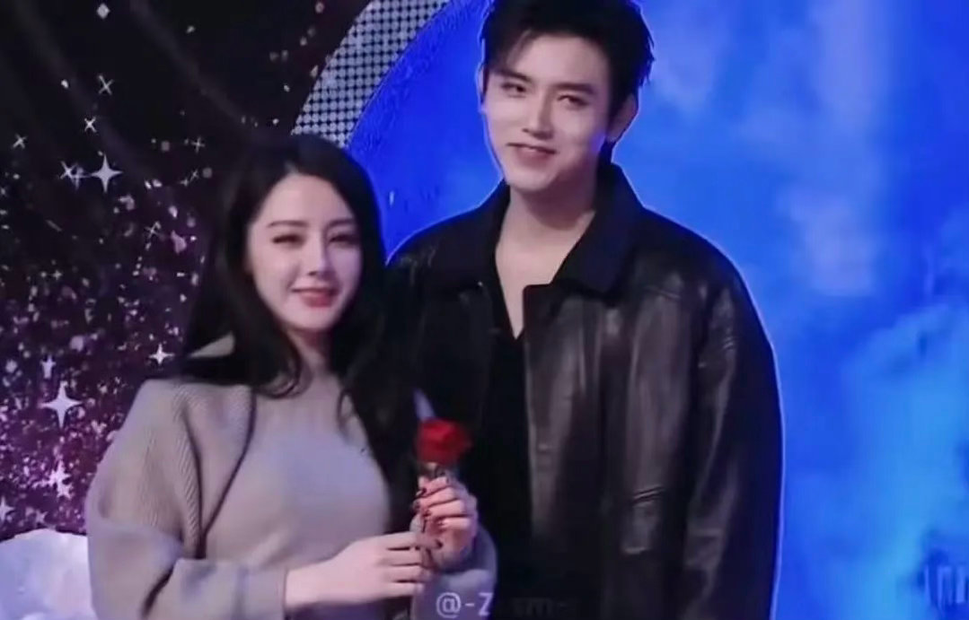 迪丽热巴和阿瑟的官宣图你觉得两个人的状态怎么样 