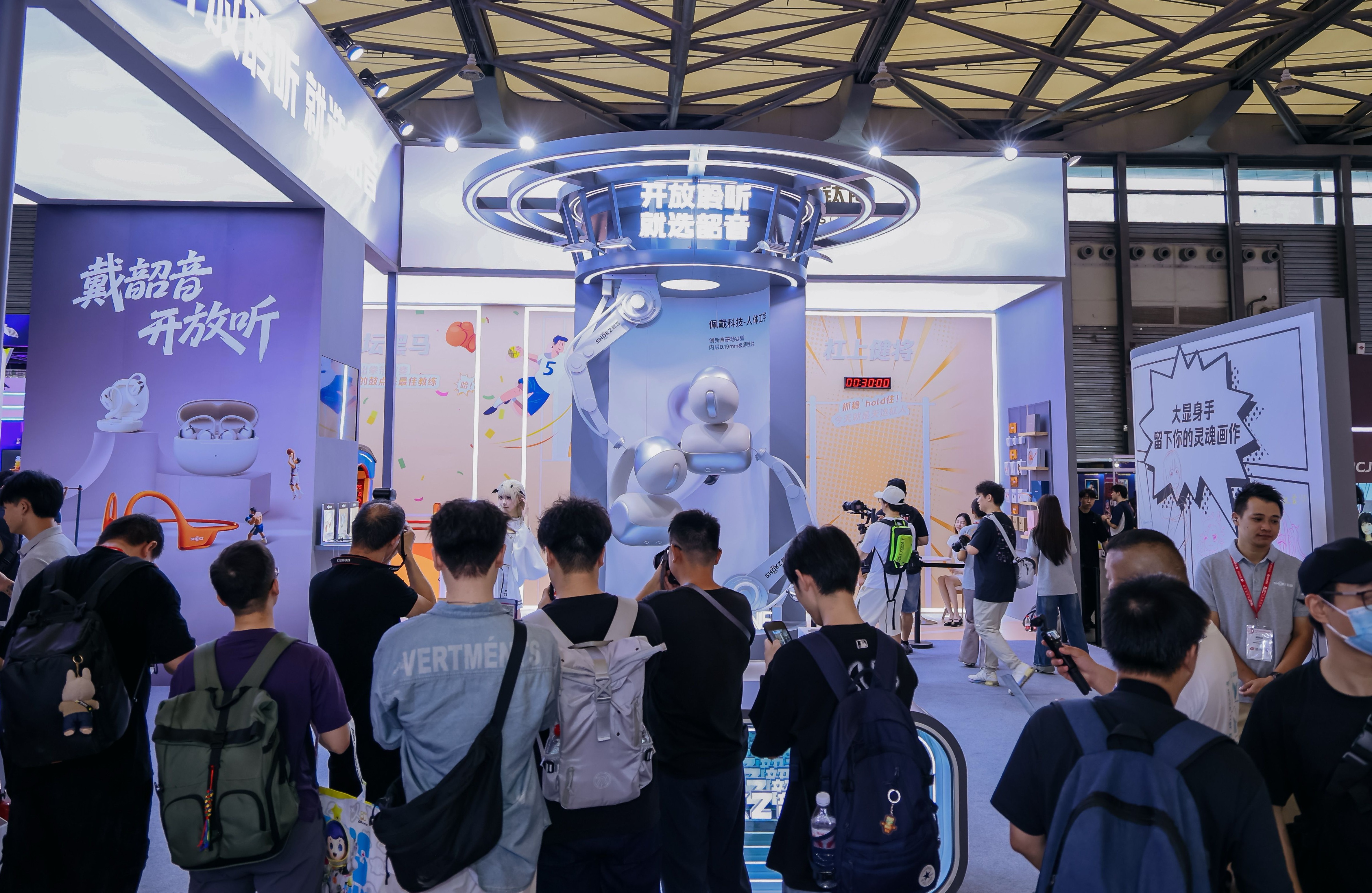 今天来chinajoy 第一站就来到了韶音展台，这次展以“戴韶音 开放听”为主题