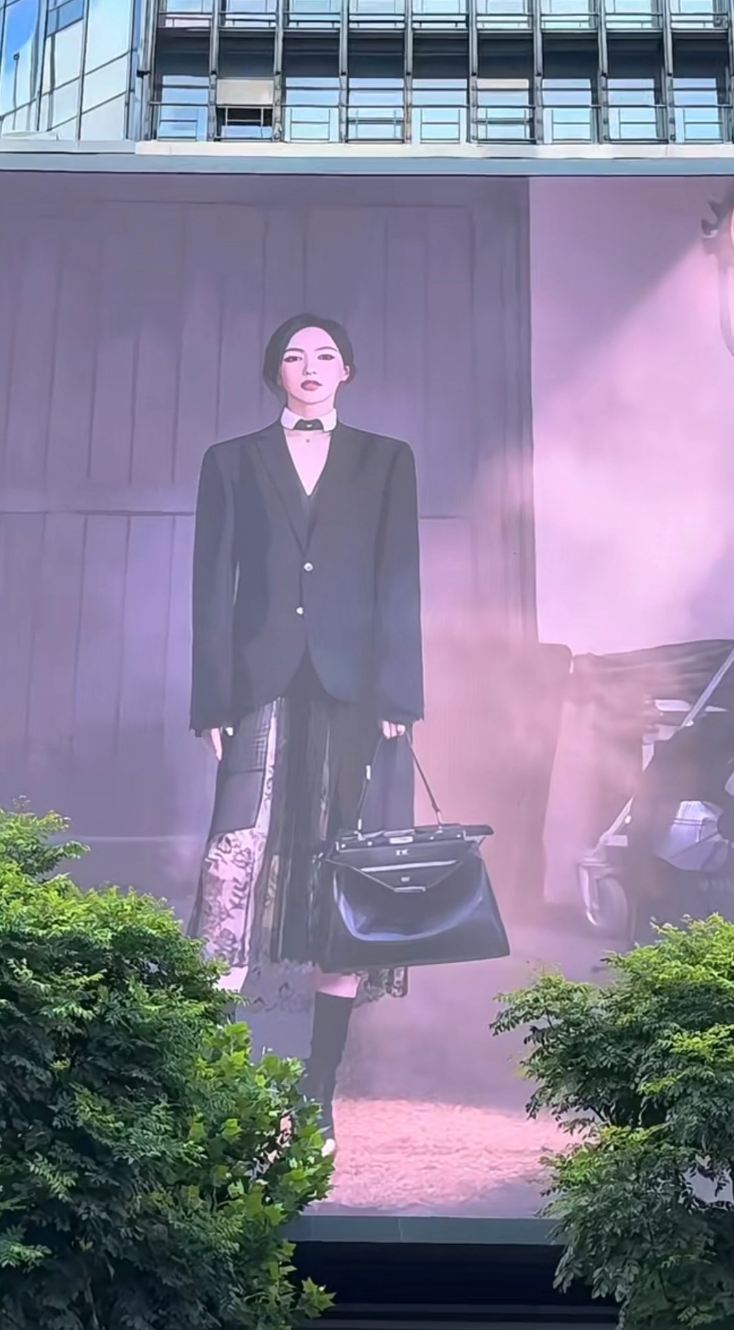 地广先行!唐嫣身着Fendi2026秋冬系列，搭配 Peekaboo手袋出镜Fe