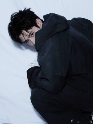 陈飞宇冷脸焊在我心巴上 冷脸时的陈飞宇气场绝了，无多余情绪却帅得极具冲击力，冷冽