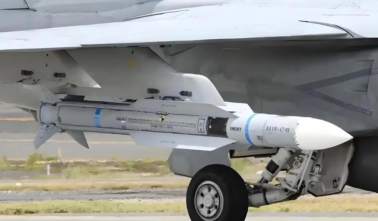 储量上万枚的霹雳-12空空导弹出路何在？上万枚霹雳-12空空导弹，曾经是中国空军