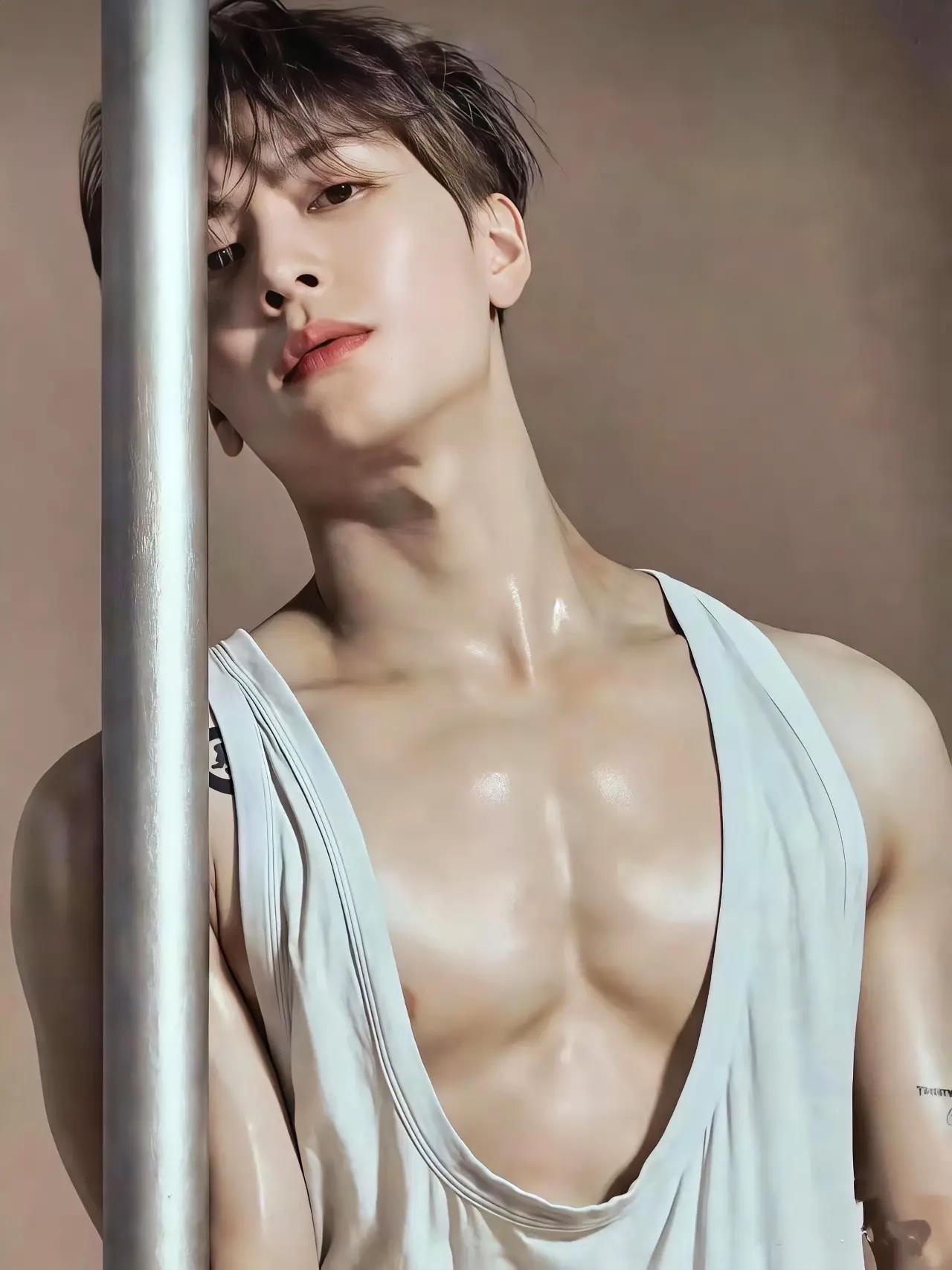 我滴娘哎！
现在，
这么朴实的男生还有吗？不敢相信！

在《芷珊再约王嘉尔》里，